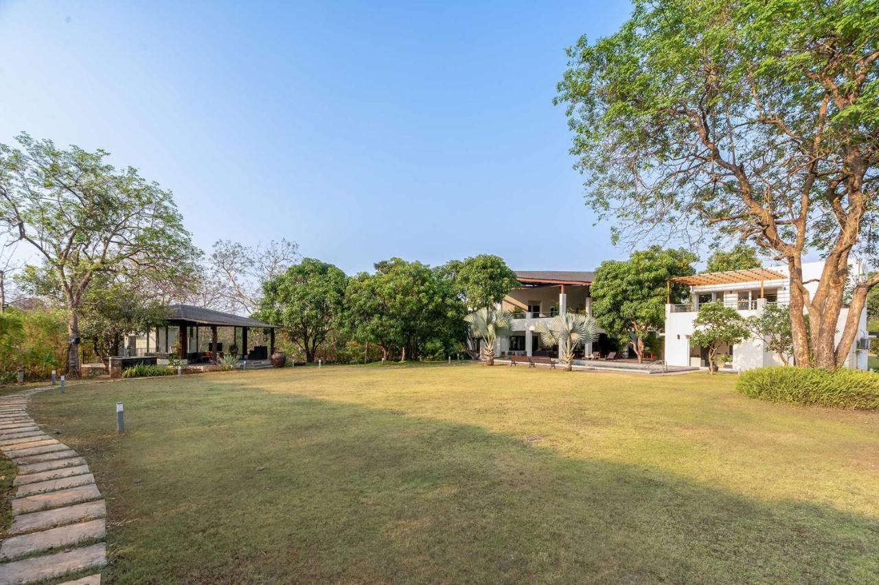 The Leaf: Stayvista's Poolside Oasis with Indoor Games Alibag Exterior photo