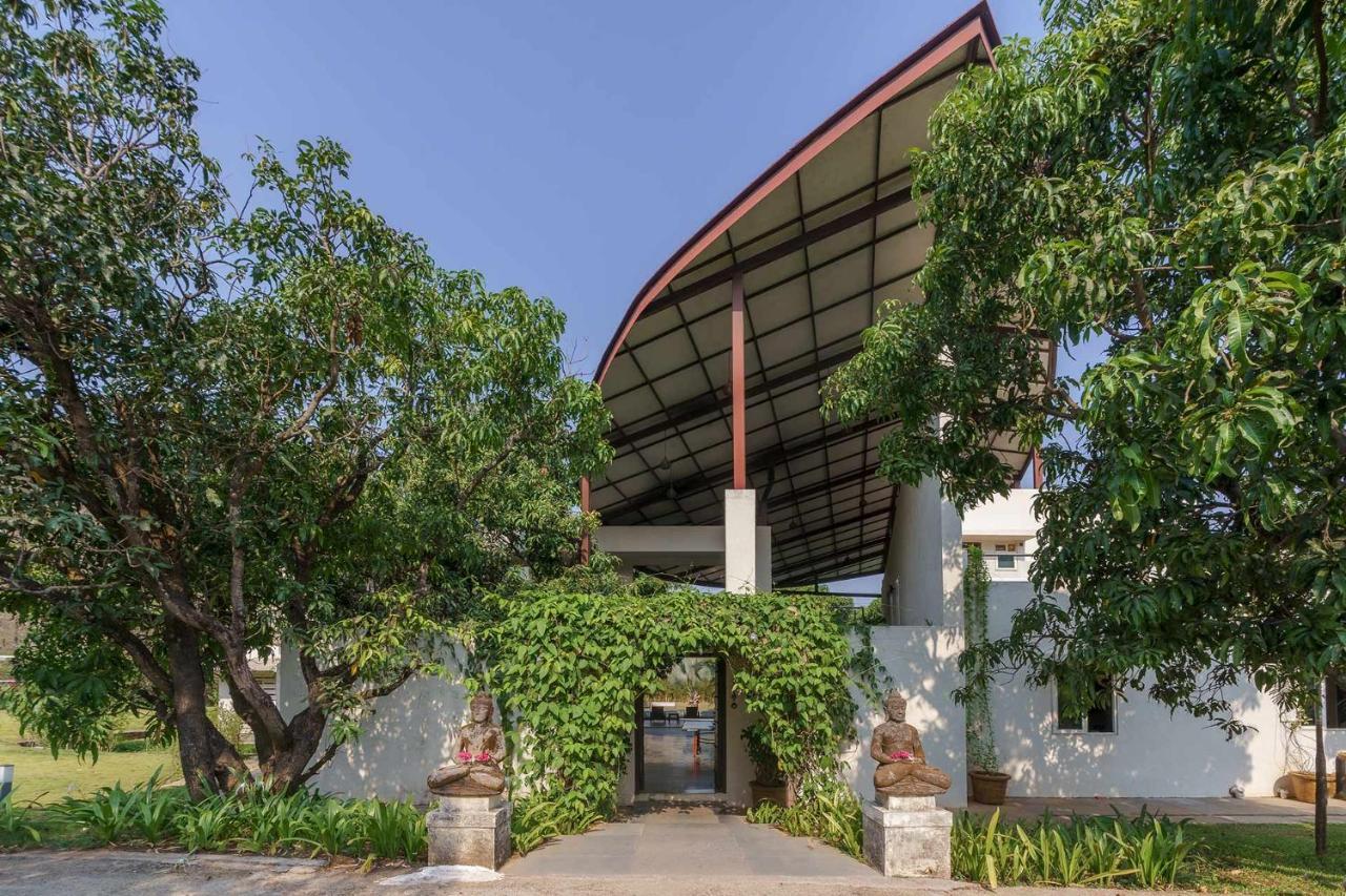 The Leaf: Stayvista's Poolside Oasis with Indoor Games Alibag Exterior photo