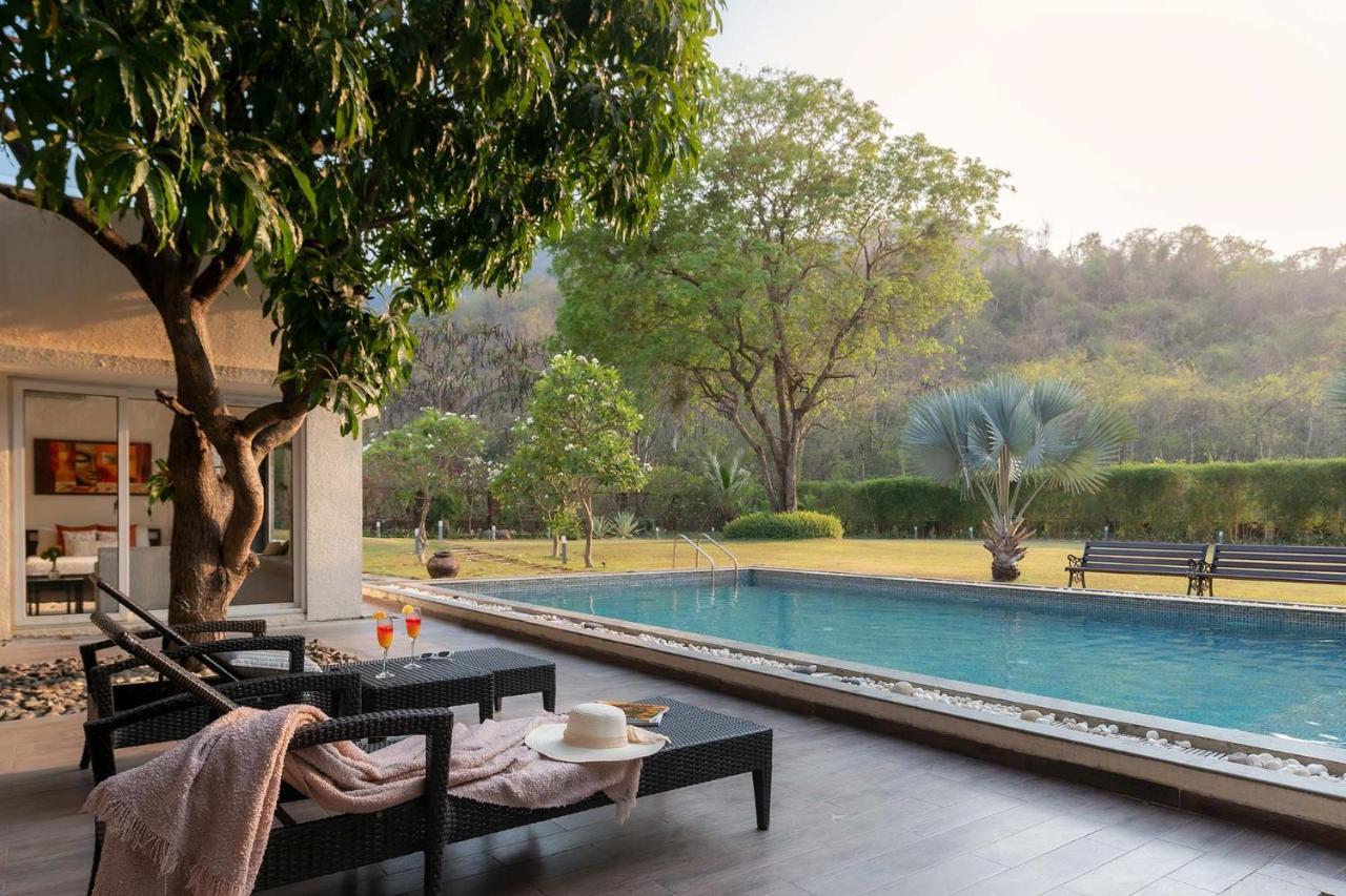 The Leaf: Stayvista's Poolside Oasis with Indoor Games Alibag Exterior photo