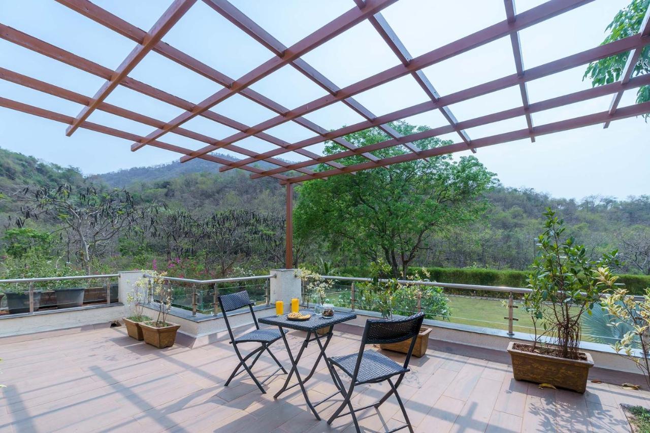 The Leaf: Stayvista's Poolside Oasis with Indoor Games Alibag Exterior photo